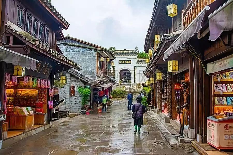 苏州工业园区澜溪社区志愿巡查队协助居民正确垃圾分类